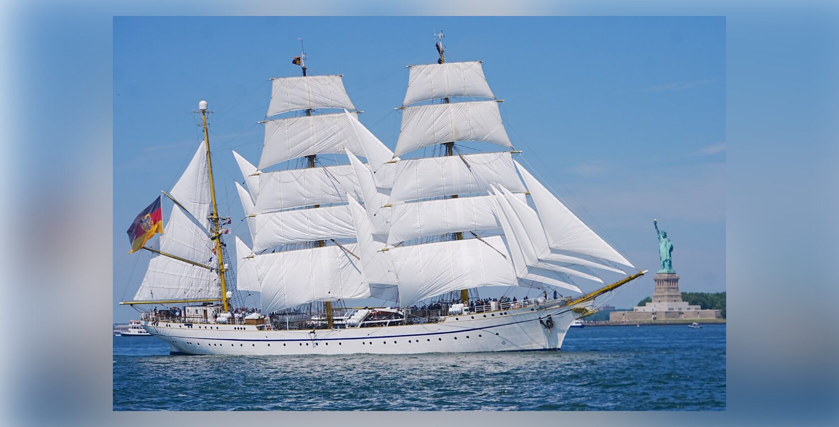 Die „Gorch Fock“ vor der Freiheitsstatue Foto: Deutsche Marine