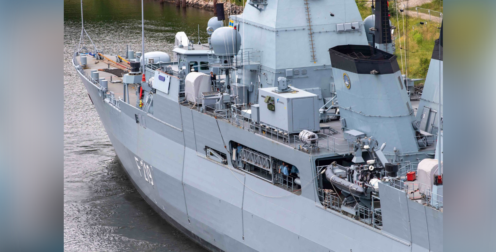 Foto: FGS Sachsen mit Container-Aufbau Laserwaffen-Erprobung an Backbord-Seite. Michael Nitz