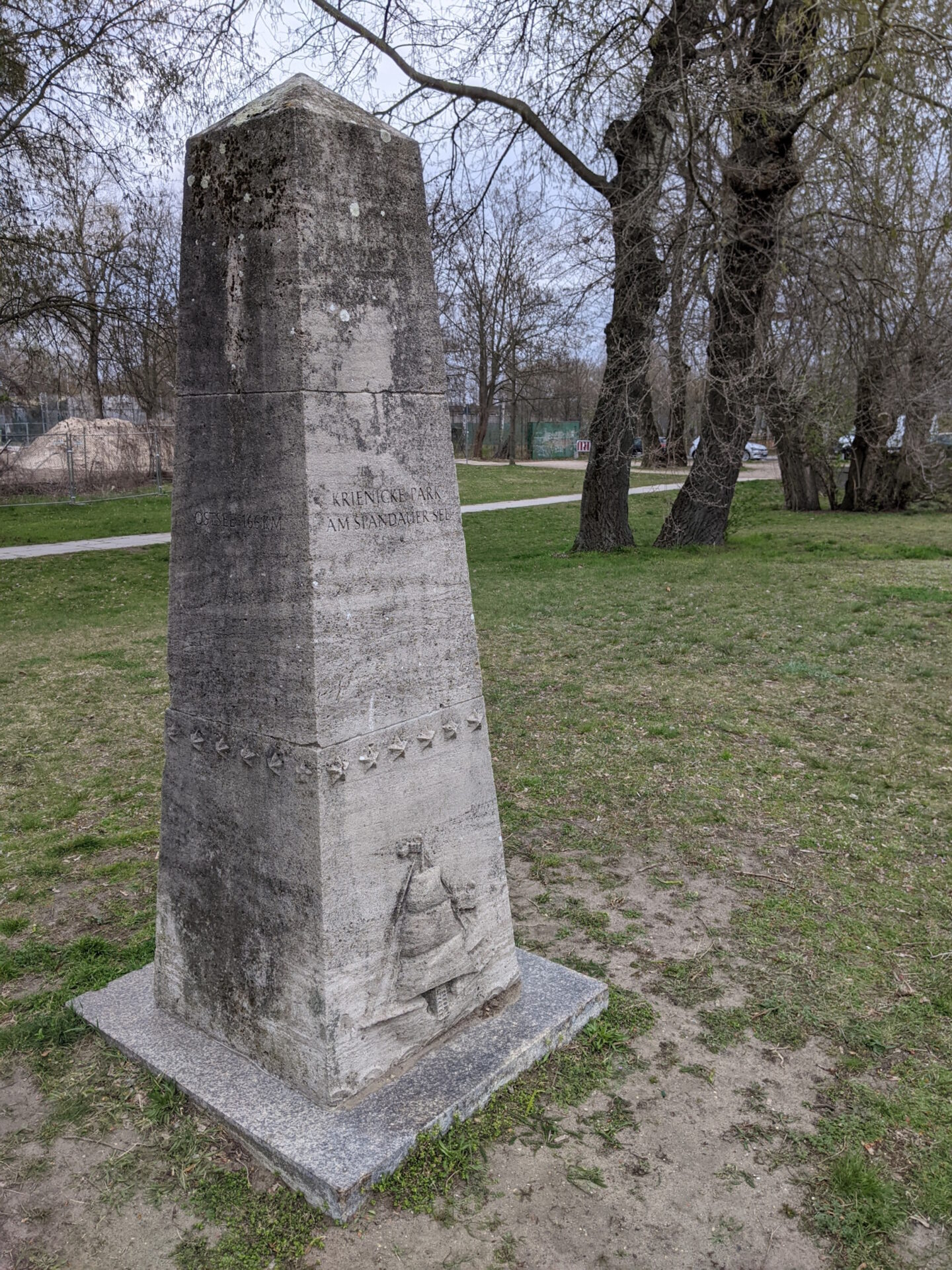Foto: Gedenkstein im Krienicke Park, Spandau. Andreas v. Klewitz