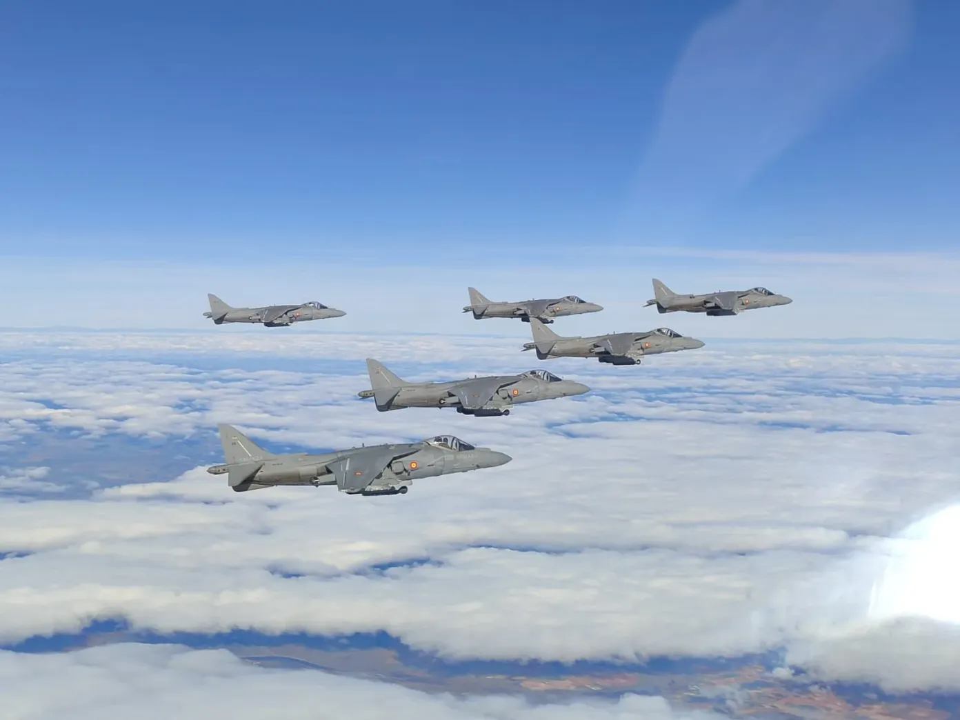 Foto: Die letzten AV-8B Harrier II der Armada im Formationsflug. Armada