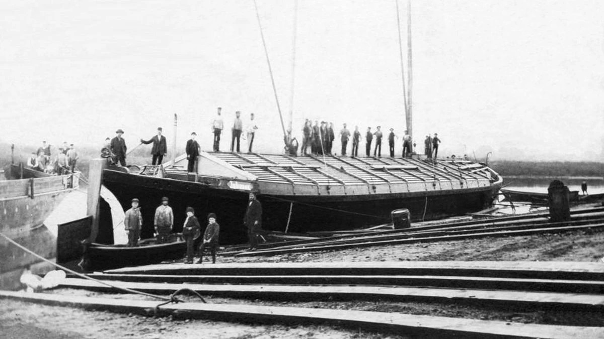Foto: Schleppkahn JOHANNA ist Bau-Nr.1. Hitzler-Werft