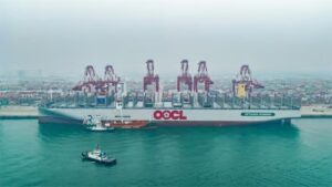 Foto: OOCL „Wisdom“ - erstes Bebunkern mit grünem Methanol. OOCL