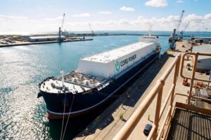 Foto: Schwimmendes Mini-Kernkraftwerk aus einer Werft. Core Power
