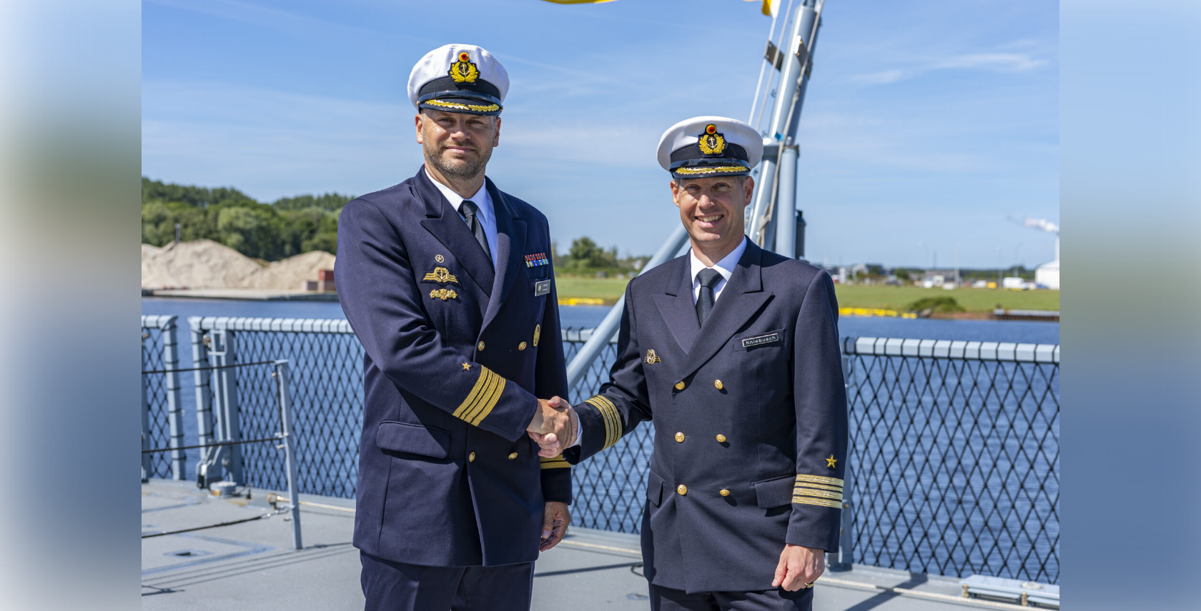 Foto: Ehemaligen Kommandanten Fregattenkapitän Rico Geisler und (r.) dem neuen Kommandanten Fregattenkapitän Berndt Kniebusch (l.).