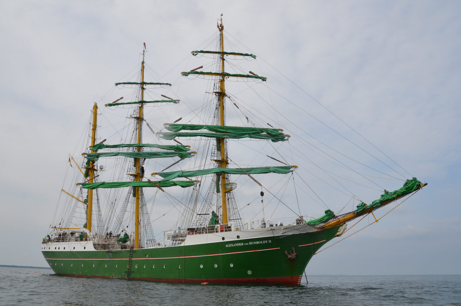 Foto: Vor Anker: Die ALEXANDER VON HUMBOLDT II vor Dänemark. Weil an diesem Tag Flaute herrscht, kann die Crew mit Schlauchbooten Ausflüge an Land machen oder vom Schiff aus im Meer baden. Phillipp Steiner