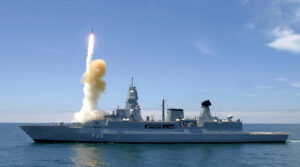 Die Fregatte SACHSEN verschießt RIM-66 SM-2. Foto: Bundeswehr/Falk Plankenhorn