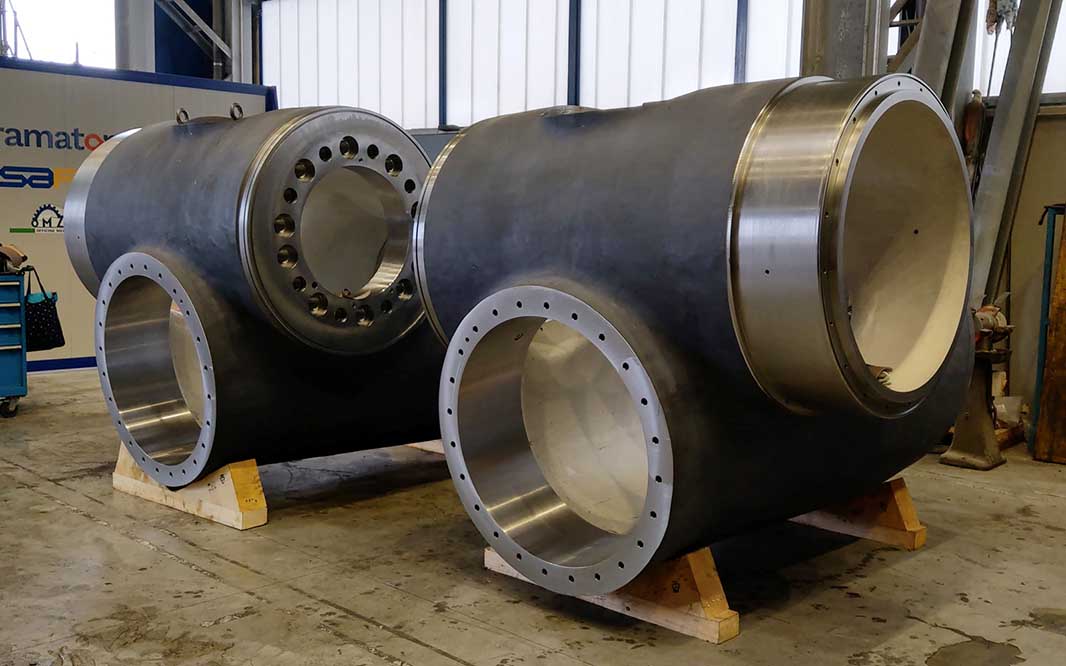 Mechanisch aufwendig gefertigte Komponente: Querstrahlruder. Ein Querstrahlruder – je nach Einbauort auch als Bug- oder Heckstrahlruder bezeichnet – ist eine Antriebseinheit, die quer zur Längsachse im Bug oder Heck eingebaut oder integriert ist. Es dient dazu, die Manövrierfähigkeit eines Schiffes oder Wasserfahrzeugs zu verbessern. (Foto © GSL Consortium)