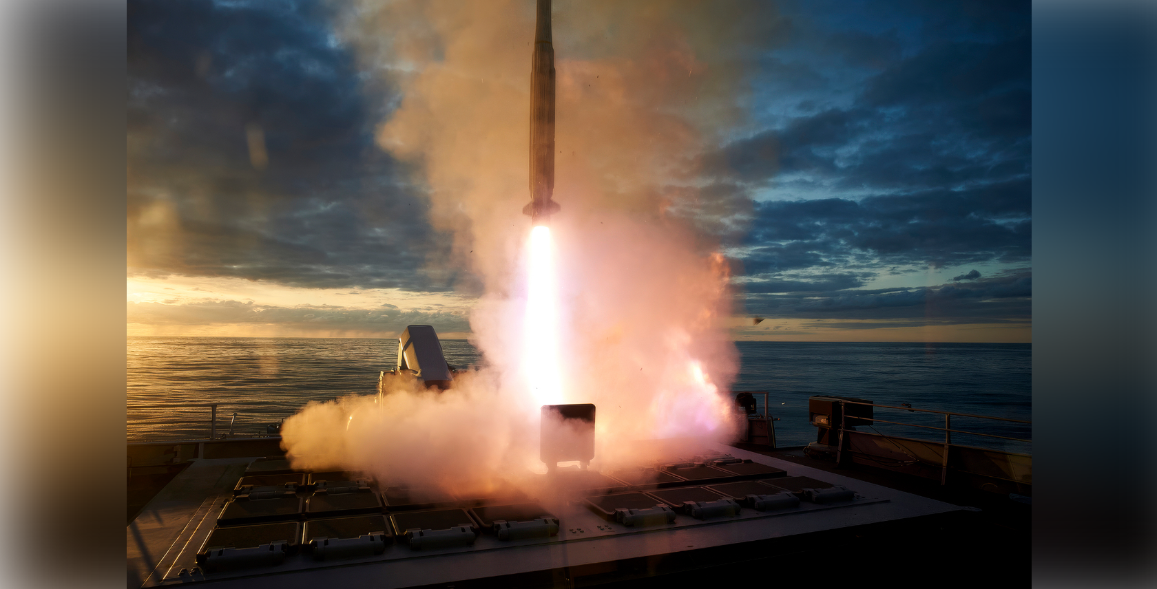 Start eines Flugkörpers aus dem Mk 41 Vertical Launching System (VLS) der Fregatte „Sachsen“. Foto: Bundeswehr/Volker Muth