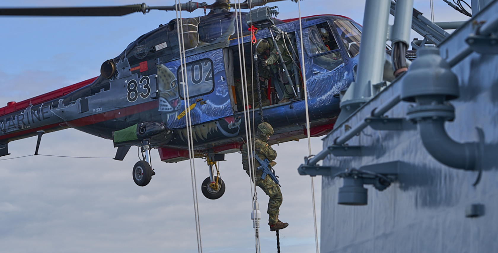 Boarding aus der Luft: Ein Soldat seilt sich während der Vorführung aus dem Sea Lynx Mk88A auf das Deck ab. DAN