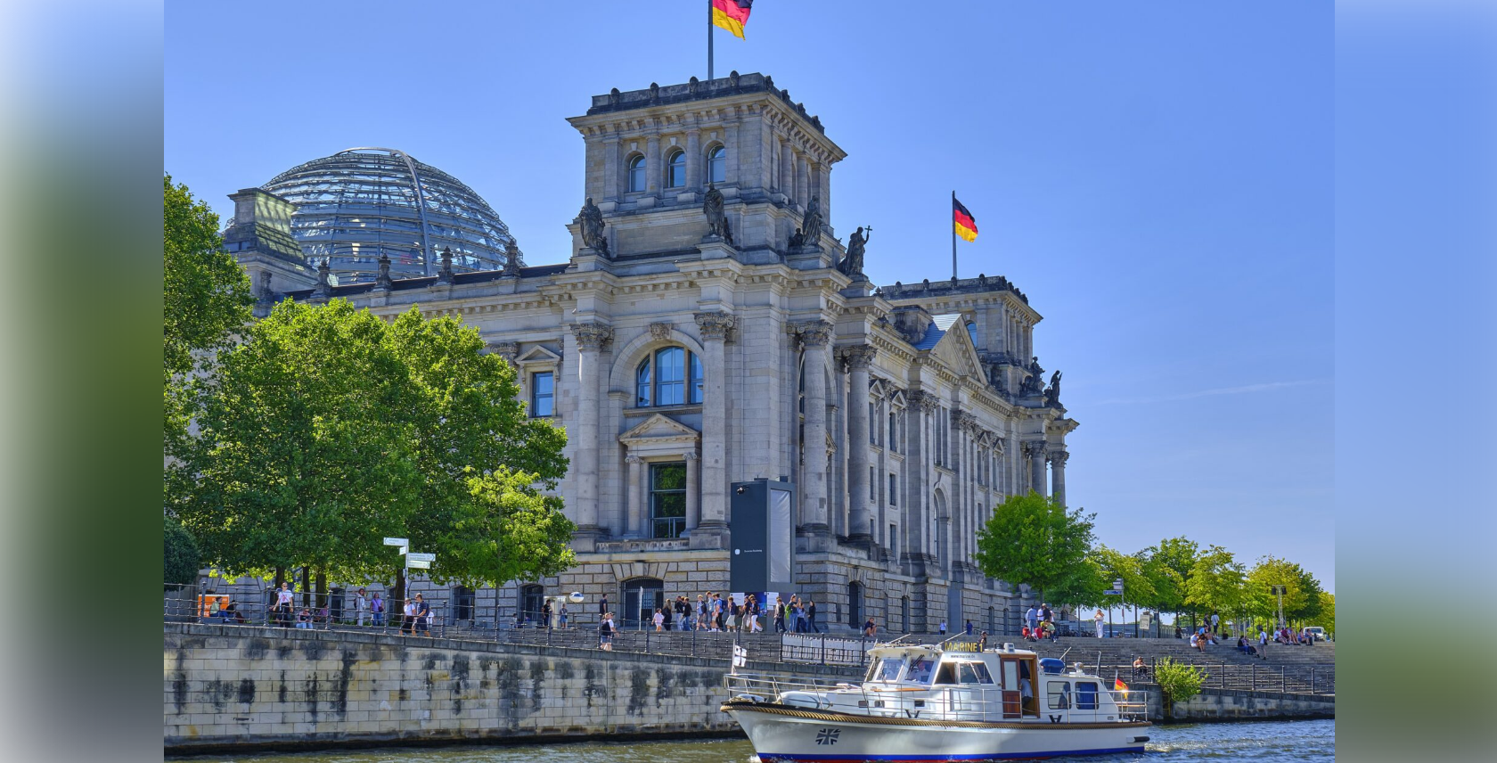 Barkasse Marine 1 mit Admiralsflagge vor dem Reichstag Berlin Foto: Daniel Angres
