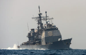 Lenkwaffenkreuzer USS Monterey (CG 61). Asymmetrischer Aufbau der Radar-Antennen. Foto: US-Navy/B. Ho