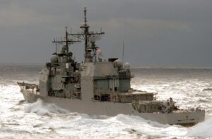 Lenkwaffenkreuzer USS Kitty Hawk (CV 63). Asymmetrischer Aufbau der Radar-Antennen. Foto: US-Navy/T. Frantom