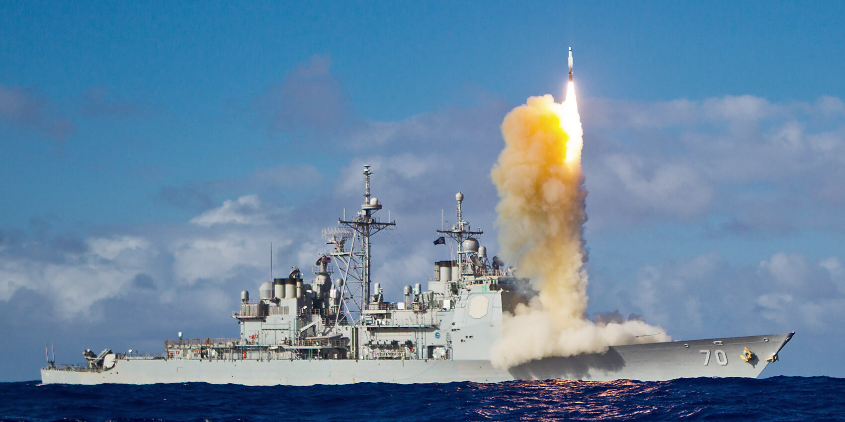 Lenkwaffenkreuzer "USS Lake Erie" (CG 70) feuert Standard Missile-3. Foto: U.S. Navy
