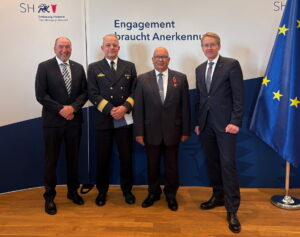 Gruppenbild nach der Ordensverleihung (v.l.): Martin Kübel (DMB-Bundesgeschäftsführer), Flottillenadmiral Christian Walter Meyer, Kommandeur Einsatzflottille 1, Heinz Maurus und Daniel Günther. Foto: DMB