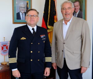 Kapitän zur See Kurt Leonards, Kommandeur des Landeskommandos Hamburg mit Chefredakteur marineforum, Kapitän zur See a.D. Holger Schlüter