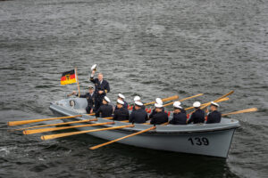 Fregattenkapitän Stephan Lukascyk wird traditionell durch seine Offiziere abgepullt, Foto: Bw/ Rosenplänter