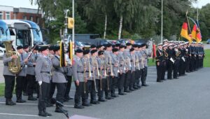 MUKdo: Ehrenformation mit Heeresmusikkorps Hannover Foto: hsc