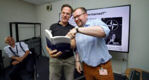 Wollte den Autor kennenlernen: NATO-Generalsekretär Mark Rutte mit Sebastian Bruns Foto: Nederlands Instituut voor Militaire Historie (NIMH)