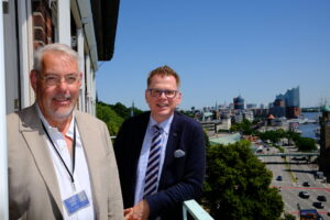 Präsident des BSH Helge Heegewaldt mit Chefredakteur marineforum Holger Schlüter