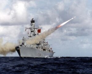 HMS „Iron Duke“ (F234) beim scharfen Schuss. Foto: Royal Navy