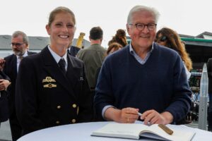 Fregattenkapitän Ute Niklas, hier mit Bundespräsident Frank-Walter Steinmeier, als Erster Offizier der Besatzung F125 Delta. Bundeswehr/Julia Kelm