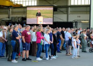 Zahlreiche Gäste im Hangar Foto:hsc