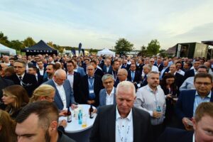 Foto: Gäste auf der DWT in Linsow bei bestem Wetter. HSC