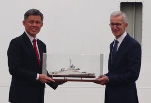 Übergabe des Modells an Verteidigungsminister Chan Chun Sing durch Harald Fassmer Foto: Schlüter