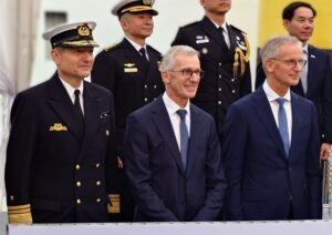 Vizeadmiral Tobias Abry mit Harald und Fassmer Foto: Schlüter