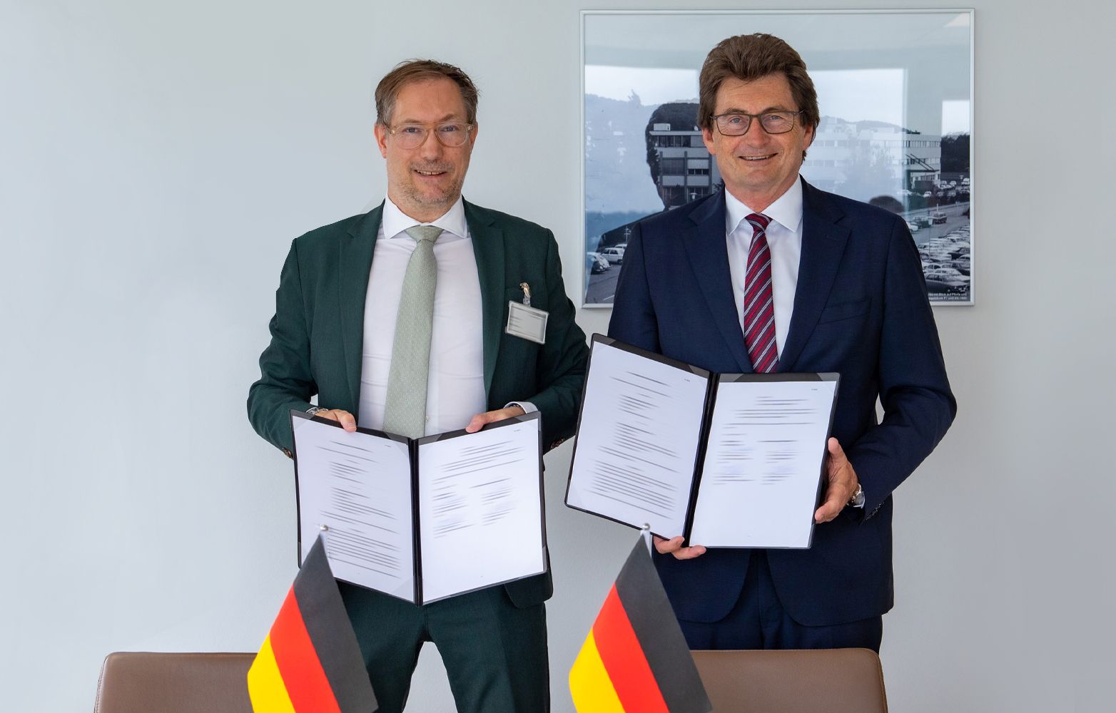 Diehl Defence CPO Dr. Harald Buschek (rechts) und FLANQ COO Daniel Esser unterzeichnen MoU in Überlingen. Bild: Diehl Defence