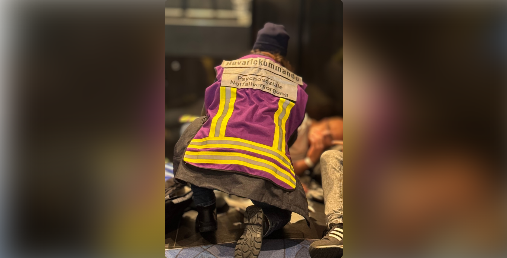 Foto: Eine PSNV-Fachberaterin kümmert sich um Betroffene bei einer Übung des Havariekommandos. Quelle: Havariekommando