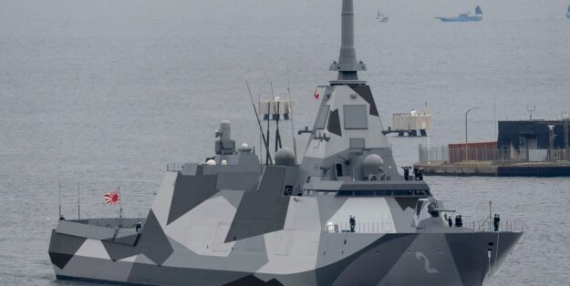 Foto: Japanische Fregatte „Kumano“ der Mogami-Klasse mit Tarnanstrich. facebook/wmphoto