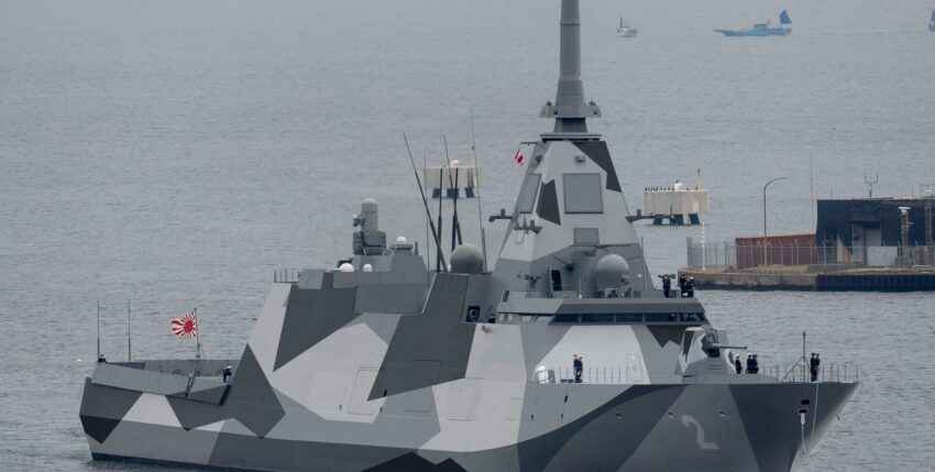 Foto: Japanische Fregatte „Kumano“ der Mogami-Klasse mit Tarnanstrich. facebook/wmphoto
