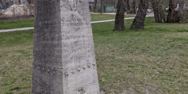 Foto: Gedenkstein im Krienicke Park, Spandau. Andreas v. Klewitz