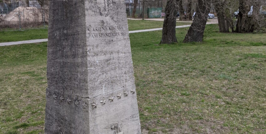 Foto: Gedenkstein im Krienicke Park, Spandau. Andreas v. Klewitz
