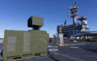 Foto: Laserwaffe Locust auf CVN-77 für die Drohnenabwehr. US-Navy/NAVCENT