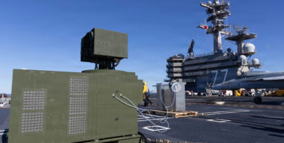 Foto: Laserwaffe Locust auf CVN-77 für die Drohnenabwehr. US-Navy/NAVCENT