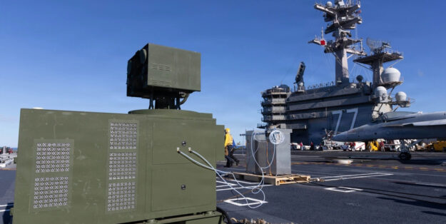 Foto: Laserwaffe Locust auf CVN-77 für die Drohnenabwehr. US-Navy/NAVCENT
