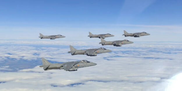 Foto: Die letzten AV-8B Harrier II der Armada im Formationsflug. Armada