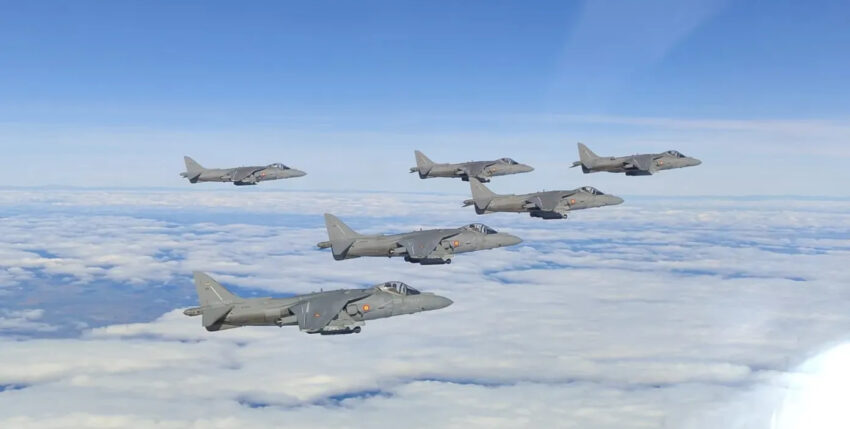 Foto: Die letzten AV-8B Harrier II der Armada im Formationsflug. Armada