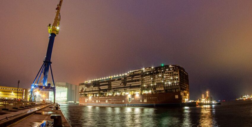 Zum Endausbau wird das in Rostock gebaute Mittelschiff der Global I in das große Baudock in Wismar eingeschwommen, Foto: MV Werften