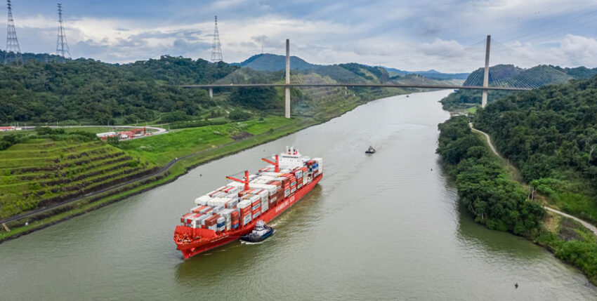 Hamburg Süd ship in the Panama Canal. Photos: Hamburg Süd