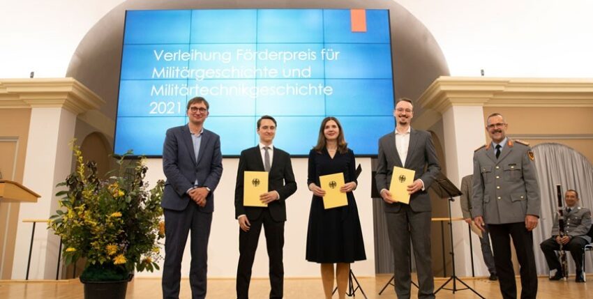 The three award winners with Prof Sönke Neitzel (left) and Major General Gert Nultsch. Photo: German Armed Forces