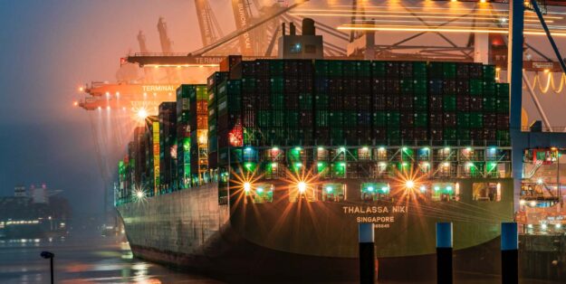 Container ship Thalassa Niki in Hamburg harbour, photo Daniel Angres