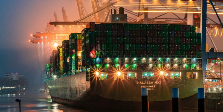 Container Schiff Thalassa Niki im Hamburger Hafen, Foto Daniel Angres