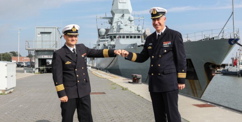 The commander of the 2nd Frigate Squadron, Captain Christian Scherrer (47) hands over command of the frigate "Hessen" to Frigate Captain Torben Jürgensen (45), Photo PIZ Marine, Leon Rodewald