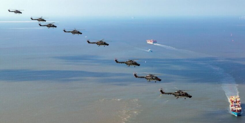 40 years of Sea Lynx: formation flight in Wilhelmshaven. Photo: sharpeye-media.com