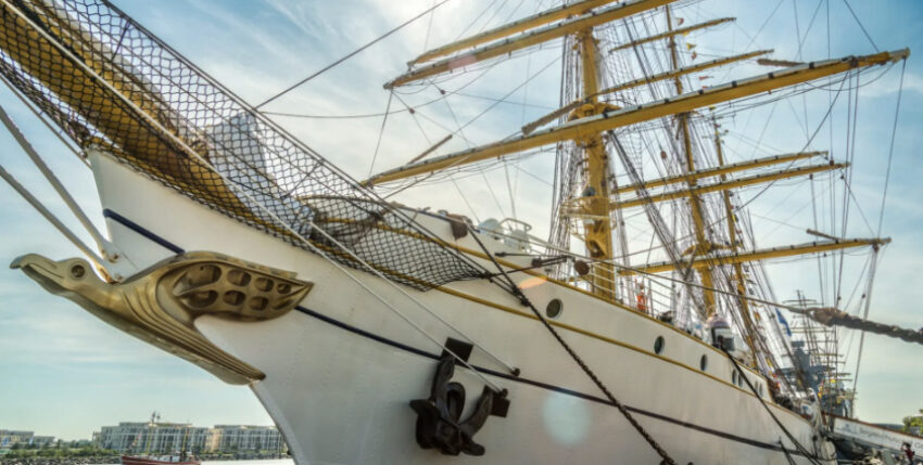 2022_08_12_mfo_segelschulschiff_gorch_fock_ The training sailing ship Gorch Fock with the albatross figurehead in Kiel harbour under a sunny blue sky, photo: yourpix
