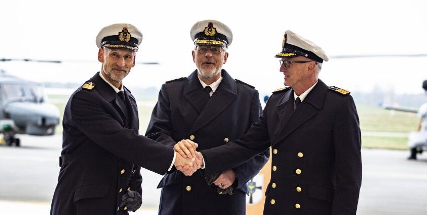 Alter (l.) und neuer Kommandeur mit dem Kommandeur Einsatzkräfte (M.)