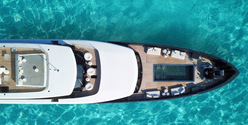 Tausche graues Schiff gegen schicke Yacht. SK Yacht Service